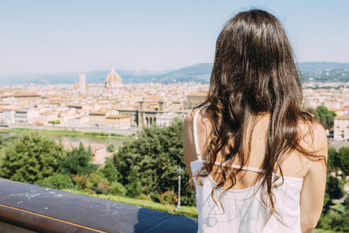 Italien, Florenz, Frau mit Blick auf die Stadt vom Piazzale Michelangelo aus gesehen - GEMF000455