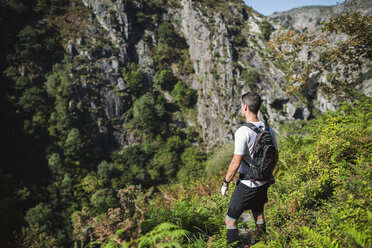 Spanien, Galicien, A Capela, Ultra-Trail-Runner in der Schlucht des Flusses Eume - RAEF000520