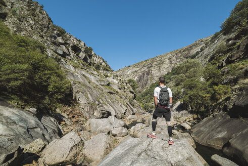 Spanien, Galicien, A Capela, Ultra-Trail-Runner in der Schlucht des Flusses Eume - RAEF000521