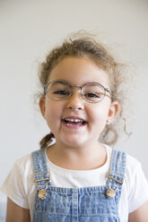 Porträt eines lächelnden kleinen Mädchens mit Brille - ERLF000042