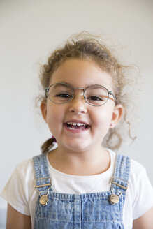 Portrait of smiling little girl wearing glasses - ERLF000042