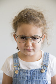 Porträt eines wütenden kleinen Mädchens mit Brille - ERLF000043