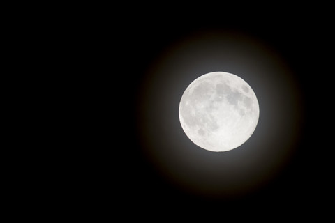 Vollmond am Nachthimmel, lizenzfreies Stockfoto