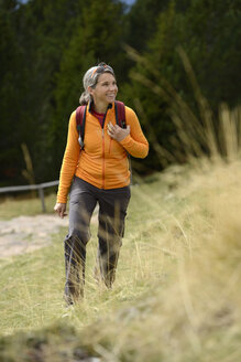 Italien, Südtirol, Urtijei, Porträt eines lächelnden Wanderers - LBF001236