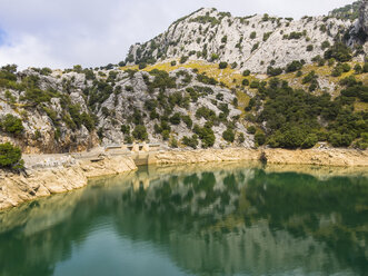 Spanien, Mallorca, Blick auf die Serra de Tramuntana, Stausee Gorg Blau - AMF004282