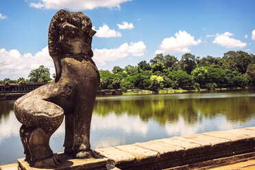 Kambodscha, Siem Reap, Angkor Wat mit Skulptur im Vordergrund - EHF000251
