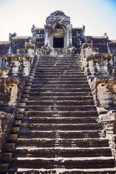 Kambodscha, Siem Reap, Treppe eines Tempels in Angkor Wat - EHF000253