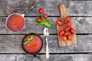 Kochtopf und Schüssel mit hausgemachter Tomatensuppe auf Holz - SARF002156