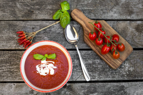 Schale mit hausgemachter Tomatensuppe auf Holz - SARF002158