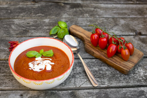 Schale mit hausgemachter Tomatensuppe auf Holz - SARF002159