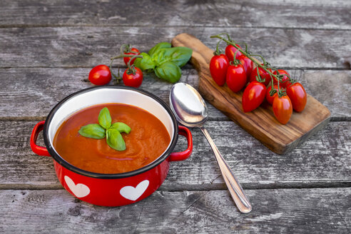 Kochtopf mit hausgemachter Tomatensuppe auf Holz - SARF002161