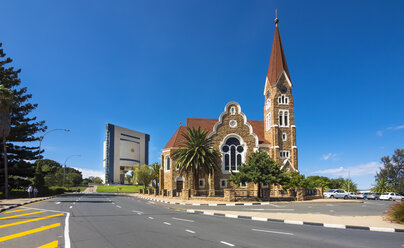 Namibia, Windhoek, Christuskirche und Independence Memorial Museum im Hintergrund - AMF004287