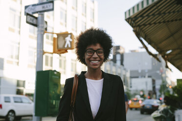 USA, New York City, Porträt einer lächelnden Geschäftsfrau mit Brille - GIOF000198
