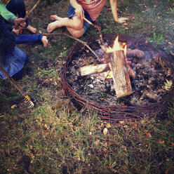 Drei Kinder am Lagerfeuer - LVF003945