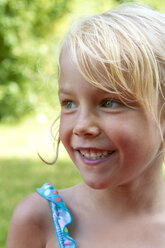 Porträt eines lächelnden kleinen Mädchens im Sommer - JFEF000713