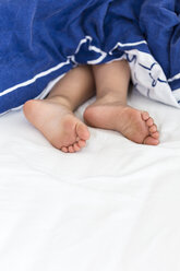 Feet of little girl sleeping in bed - JFEF000719