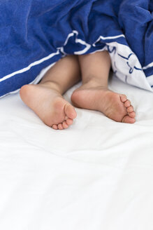 Füße eines kleinen Mädchens, das im Bett schläft - JFEF000719
