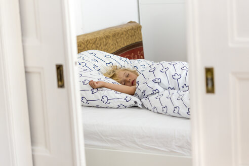Schlafendes blondes kleines Mädchen im Schlafzimmer - JFEF000721