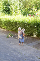 Kleines Mädchen trägt ihren Mischlingshund - JFEF000722