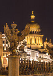 Russland, Sankt Petersburg, Doppeladler vor dem Schlossplatz und der Isaakskathedrale - KNTF000092