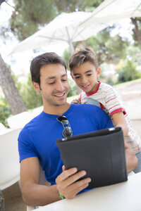 Porträt von Vater und Sohn mit digitalem Tablet - ERLF000046