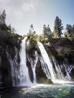 USA, Kalifornien, Wasserfall im McArthur-Burney Falls Memorial State Park - SBDF002261