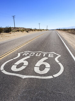 USA, Kalifornien, Route 66 mit Schild auf der Straße, Wüste - SBDF002262