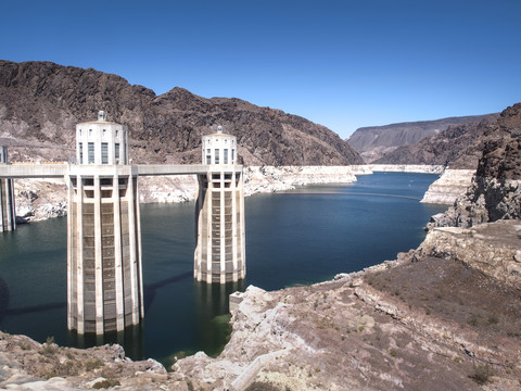 USA, Nevada, Hoover-Damm und Lake Mead mit gesunkenen Wasserständen, lizenzfreies Stockfoto