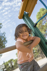 Porträt eines lächelnden kleinen Mädchens auf einem Spielplatz - ERLF000057