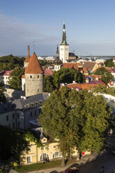 Estland, Tallinn, Stadtansicht mit Turm der St. Olavskirche - MELF000076