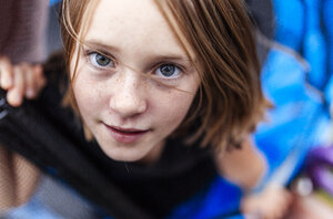 Porträt eines Mädchens mit Sommersprossen - MGOF000805