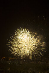 Spanien, Lleida, Feuerwerk über der Stadt - JPF000058