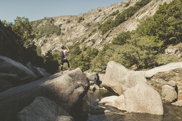 Spanien, Galicien, A Capela, Ultra-Trail-Runner beim Trinken in der Schlucht des Flusses Eume - RAEF000526