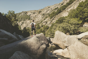 Spanien, Galicien, A Capela, Ultra-Trail-Runner in der Schlucht des Flusses Eume - RAEF000527