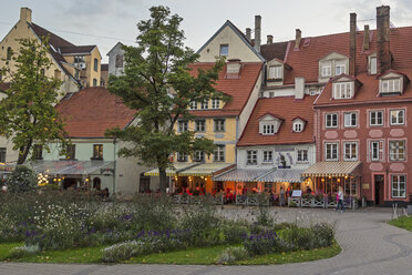 Lettland, Riga, Restaurants am Livu-Platz in der Abenddämmerung - MELF000081