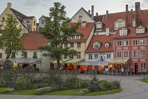 Latvia, Riga, Restaurants at Livu Square at dusk - MELF000081