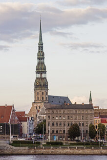 Lettland, Riga, St. Peterskirche auf der anderen Seite der Daugava - MELF000084