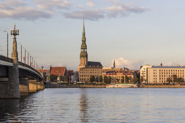 Lettland, Riga, Blick über die Daugava auf die St. Peter-Kirche - MELF000086