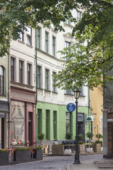 Lettland, Riga, Straße mit Straßencafés in der Altstadt - MELF000087