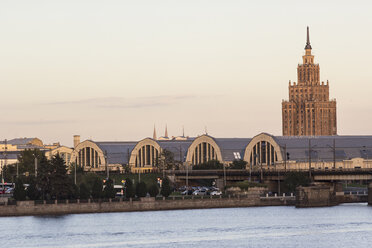 Lettland, Riga, Akademie der Wissenschaften und Markthalle hinter dem Fluss Daugava - MELF000090