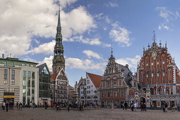 Lettland, Riga, Rathausplatz mit Peterskirche und Haus der Schwarzhäupter - MELF000091