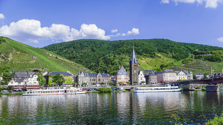 Germany, Rhineland-Palatinate, Berkastel-Kues, Moselle River and townscape - HOH001354