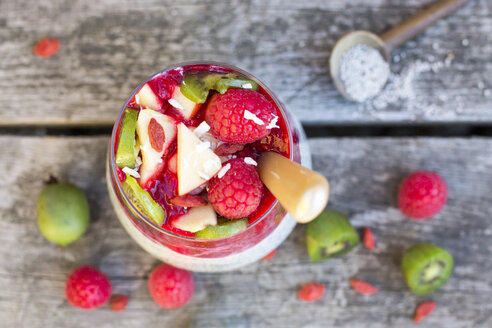 Glas Chia-Pudding mit Kokos, Himbeersauce und verschiedenen Früchten - SARF002167