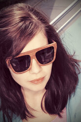Junge Frau mit Holzsonnenbrille - HOHF001357
