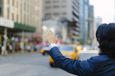 USA, New York City, Geschäftsmann hält ein Taxi an - GIOF000211