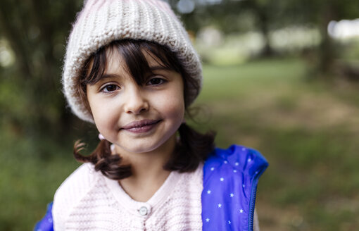 Portrait of smiling little girl wearing woolly hat - MGOF000806