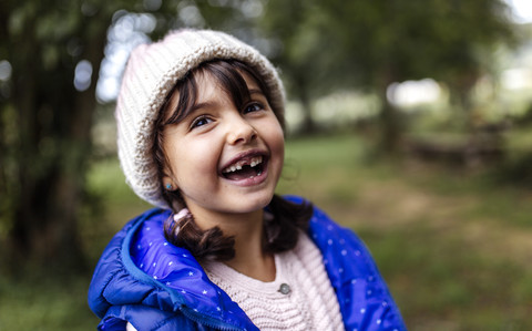 Porträt eines lachenden kleinen Mädchens mit Zahnlücke, lizenzfreies Stockfoto