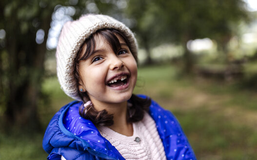 Porträt eines lachenden kleinen Mädchens mit Zahnlücke - MGOF000810