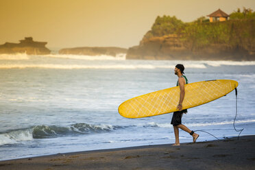 Indonesien, Bali, Surfer auf dem Strand - KNTF000103