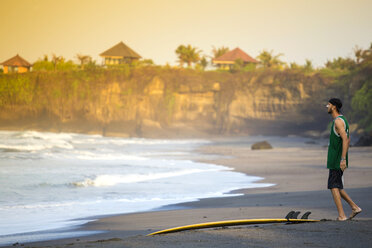 Indonesien, Bali, Surfer am Strand - KNTF000104